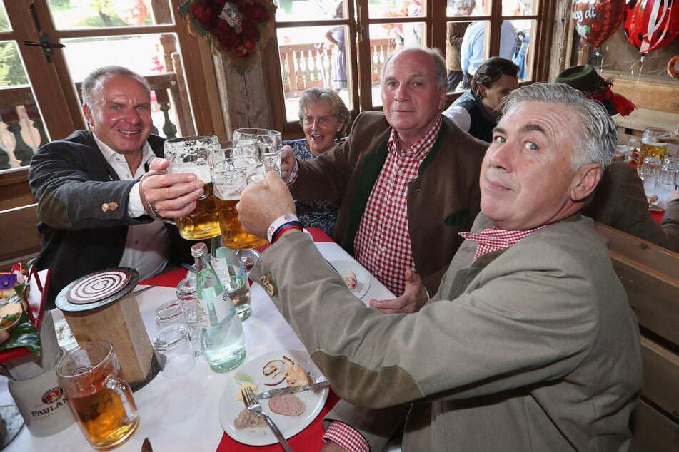 Ancelotti mit den damaligen Bayern-Bossen Karl-Heinz Rummenigge (69, l.) und Uli Hoeneß (73, M.). (Archivfoto)