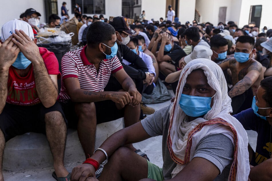 Hunderttausende werden Schätzungen zufolge in Myanmar gegen ihren Willen festgehalten. Betroffene nach ihrer Rettung.