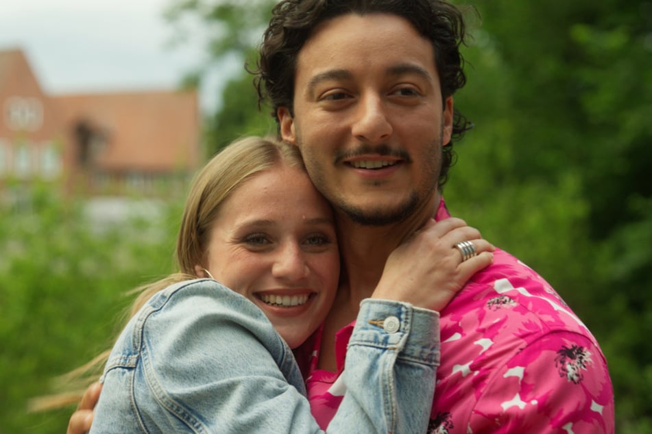 Bei Bellas (Alessia Mazzola, 25) und Elyas‘ (Mehmet Daloğlu, 29) Auktion ersteigert Richard Julius’ Füller für 10.000 Euro – um Bellas Abreise zu sichern.