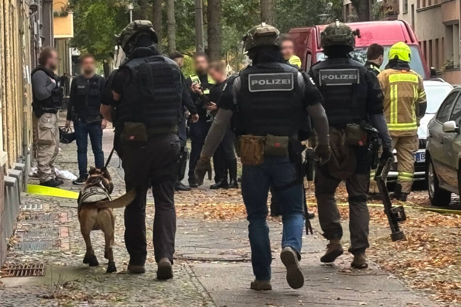 Das Spezialeinsatzkommando musste die Tür zu der brennenden Wohnung aufbrechen.