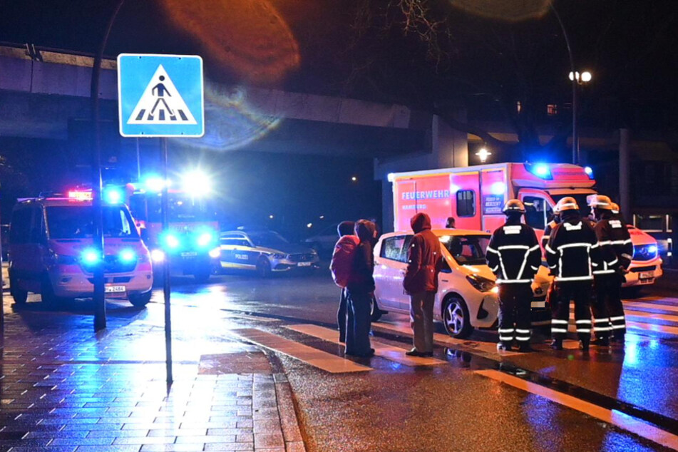 In Hamburg-Neugraben ist am Sonntagabend ein 34-jähriger Mann von einem Auto erfasst und schwer verletzt worden.