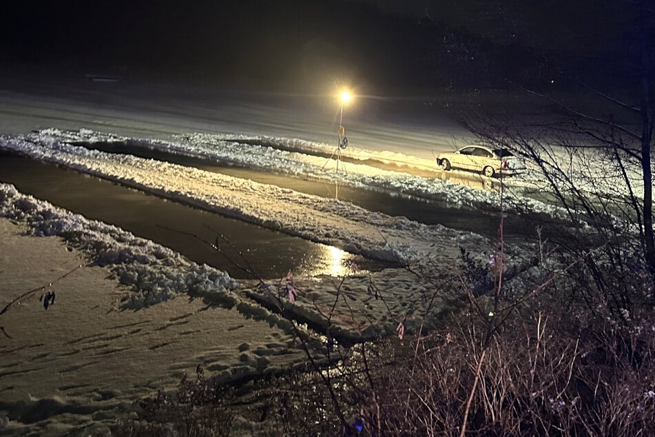 Direkt neben den freigeräumten Bahnen zum Eisstockschießen kam das Auto auf dem See zum Stehen.
