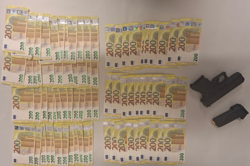 Die Polizei stellte bei dem Biker 15.000 Euro Bargeld sowie eine geladene Waffe sicher.