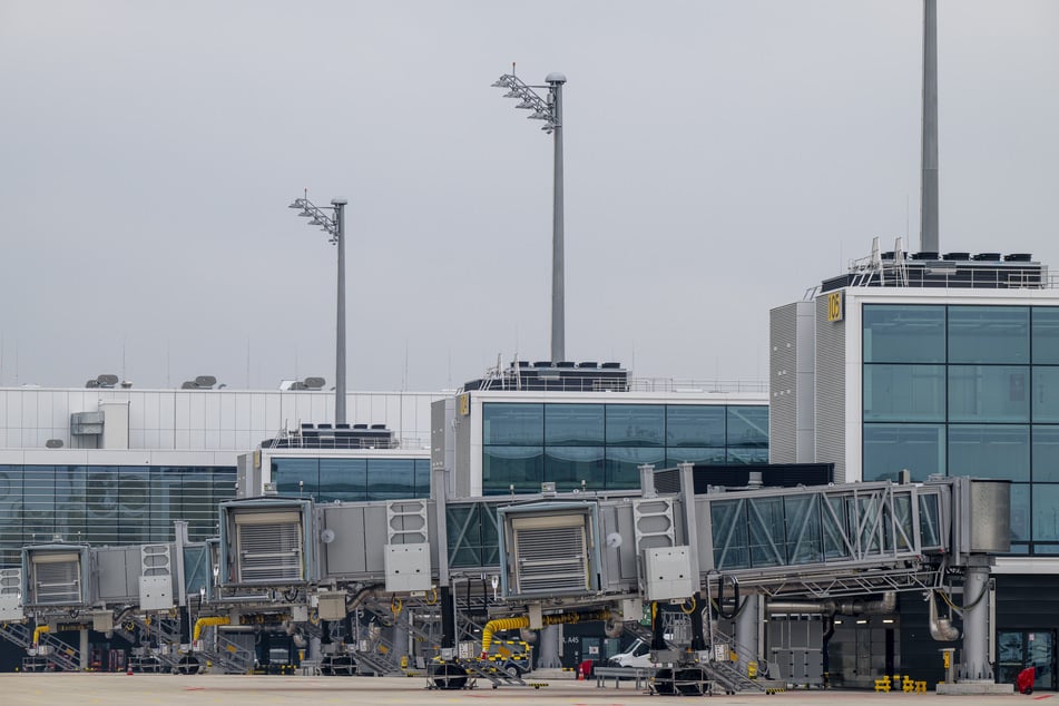 Das Terminal 1 am Flughafen München. Weil die nördliche Bahn zeitweise durch die defekte Maschine blockiert wurde, mussten Starts und Landungen verlegt werden. (Archiv)