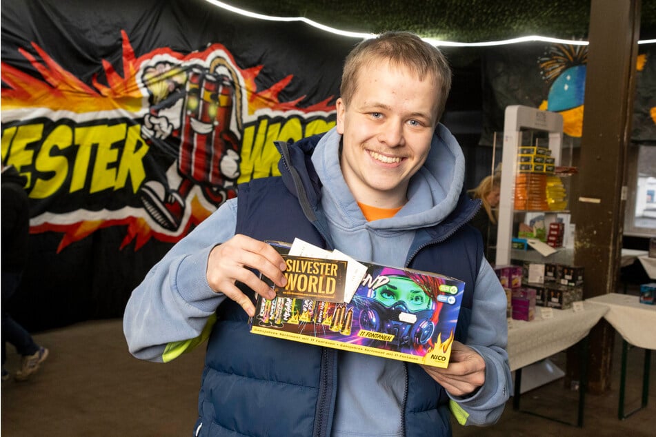 Trotz Sparplänen investierte der Industriemechaniker Olaf Partzsch (21) in Batterien und Fontänen - solange Feuerwerk erlaubt ist, will er es genießen.