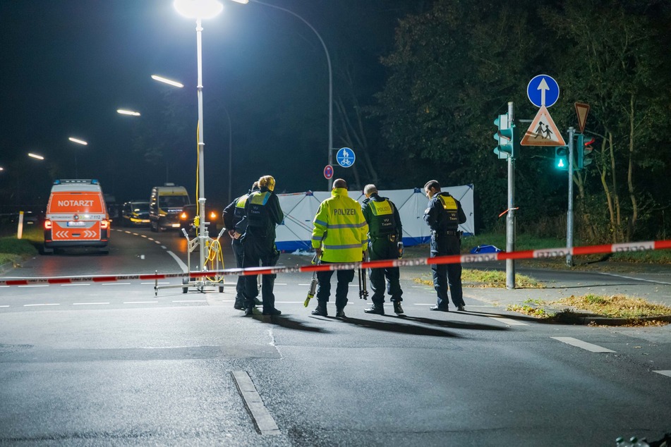 Beamte der Kölner Polizei sichern in der Nacht von Montag auf Dienstag Spuren am Unfallort.