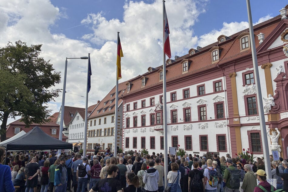 Zahlreiche Menschen versammelten sich in Erfurt vor der Staatskanzlei.