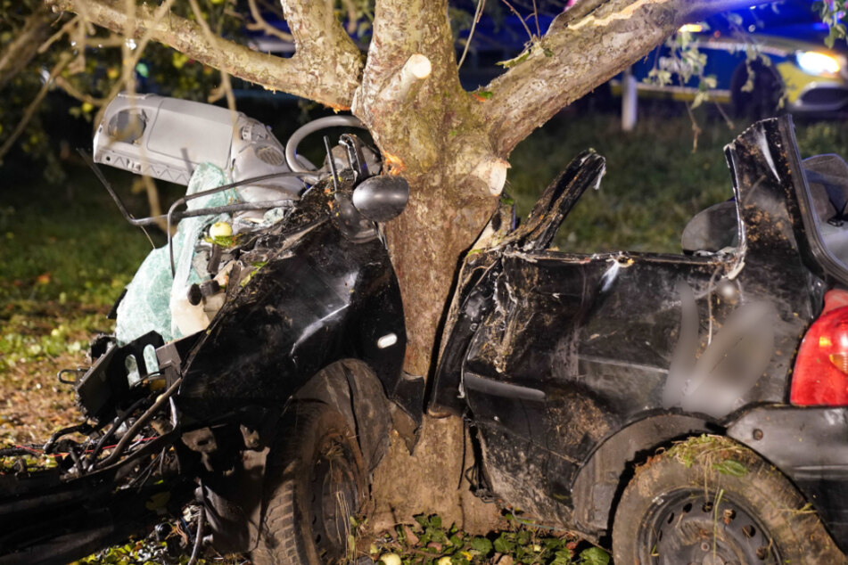 Ein Auto ist nach einer Kollision mit einem Baum völlig zerstört. Bei einem schweren Verkehrsunfall sind im Rems-Murr-Kreis eine Frau gestorben und ein Mann schwer verletzt worden.