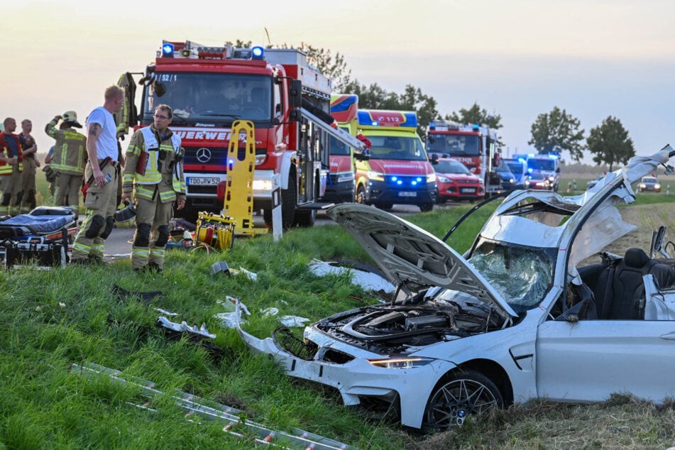 Schwerer Unfall in Nordsachsen: BMW überschlägt sich, Insassen eingeklemmt