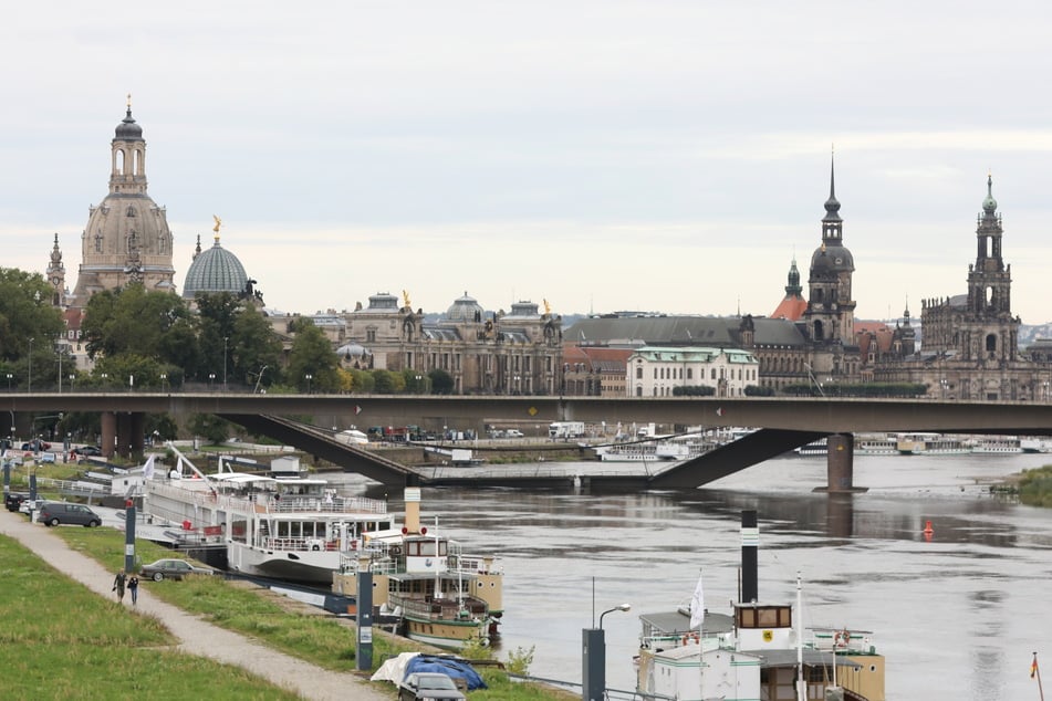 Am frühen Mittwochmorgen um 2.59 Uhr stürzte ein Teil der Carolabrücke in die Elbe.