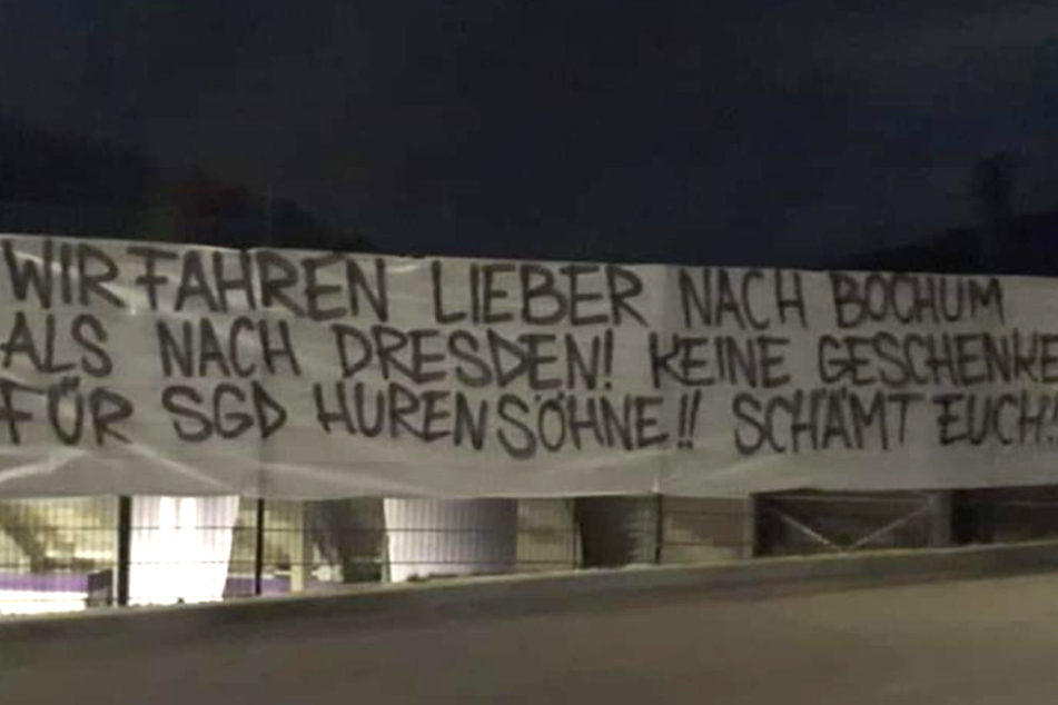 Die Fans ließen am Sonntag mit diesem Banner am Auer Stadion ihren Frust raus.