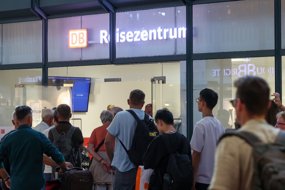 Zahlreiche gestrandete Fahrgäste suchen Rat beim Reisezentrum im Hauptbahnhof.