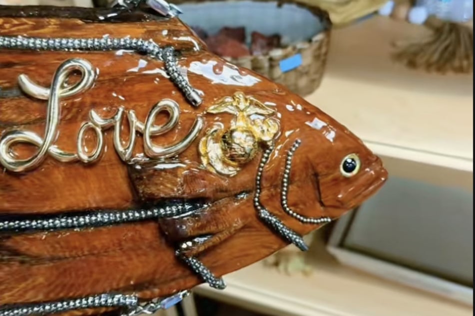 Die Frau konnte ihren Augen kaum trauen, als sie diesen Fisch entdeckte.