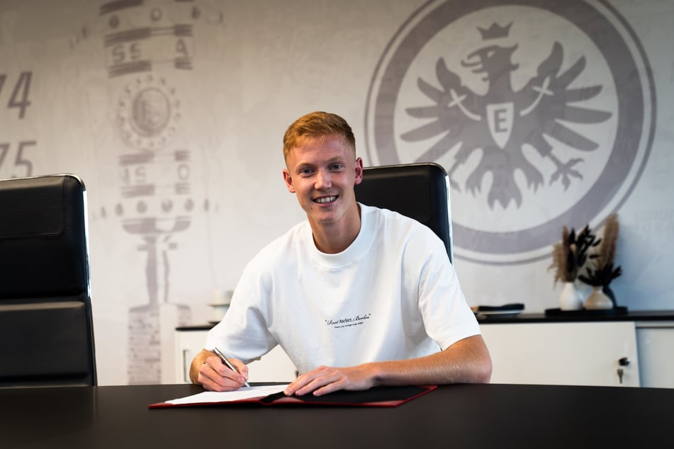 Die Tinte ist trocken! Hugo Larsson (20) bleibt Eintracht Frankfurt bis 2029 erhalten.