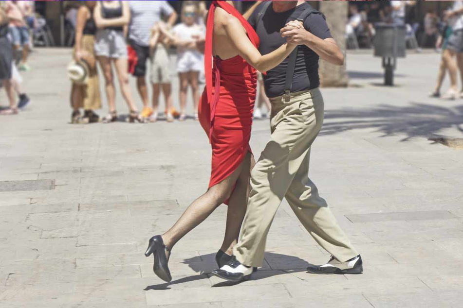 Unter dem Oberbegriff Tango wird sowohl der Tanz als auch die Musikrichtung Tango verstanden.