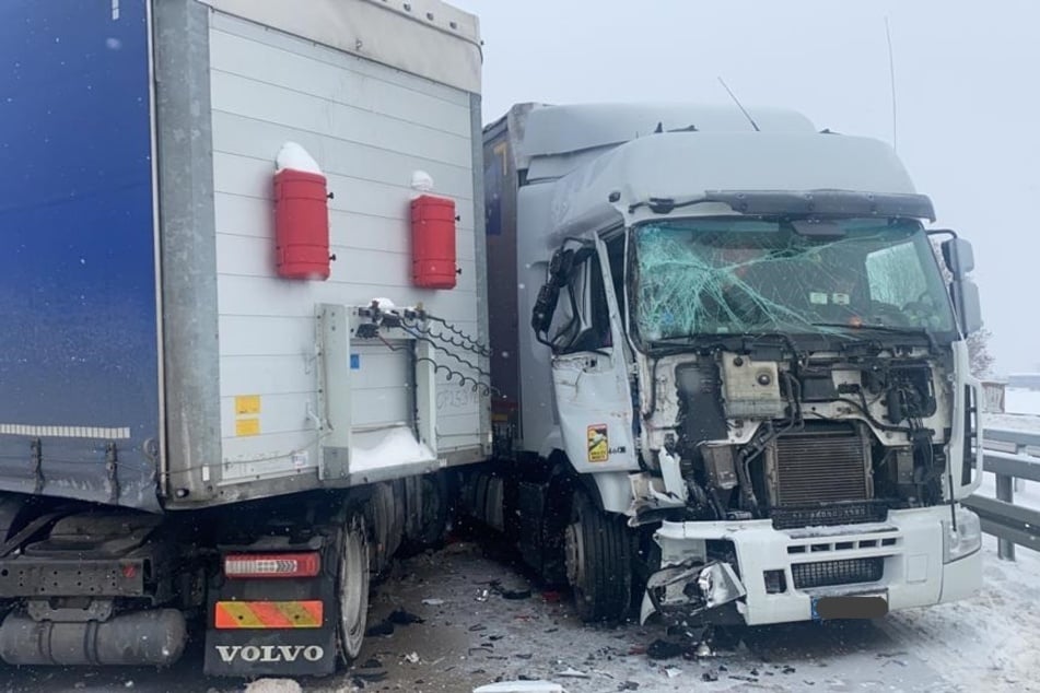 Unfallserie auf A2: Lastwagen kollidieren, dann rutscht Auto in Unglücksstelle