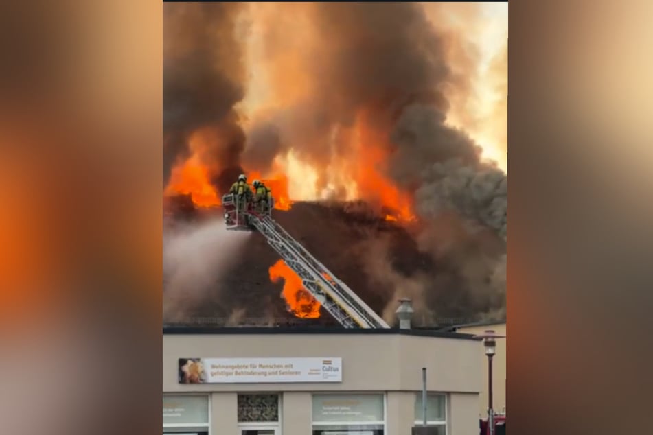 Meterhohe Flammen stiegen aus dem Dachstuhl auf.