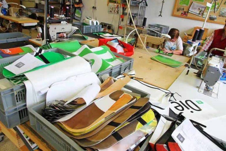 In dieser Werkstatt von Comebags werden in Bruchsal die AOK PLUS Taschen gefertigt.