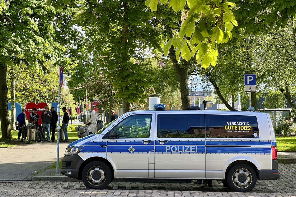 Eine Polizeistreife steht am Thomas-Mann-Platz.