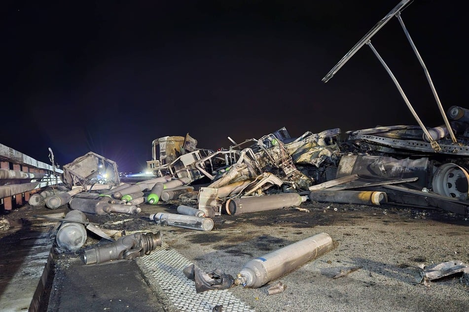 Ein Mann wurde auf der Autobahn von einem Laster erfasst. Später krachte dann ein weiterer Brummi am Stauende in einen mit Gasflaschen beladenen Laster, woraufhin dieser in Flammen aufging und mehrere Flaschen explodierten.