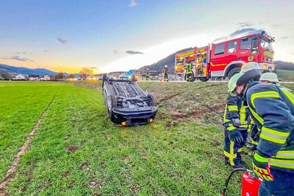 Auch der Hyundai überschlug sich und blieb auf dem Dach liegen.