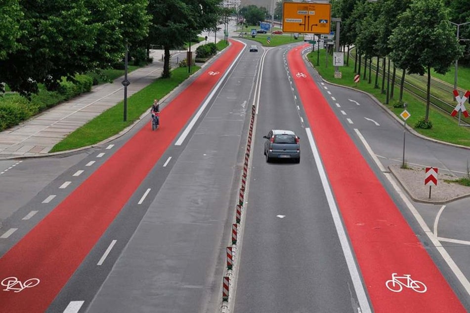 So stellte sich der ADFC bisher den Radweg an der Albertstraße vor. Jetzt steht fest: Der Radweg kommt, allerdings fällt "nur" eine Autospur weg. Grafik: ADFC