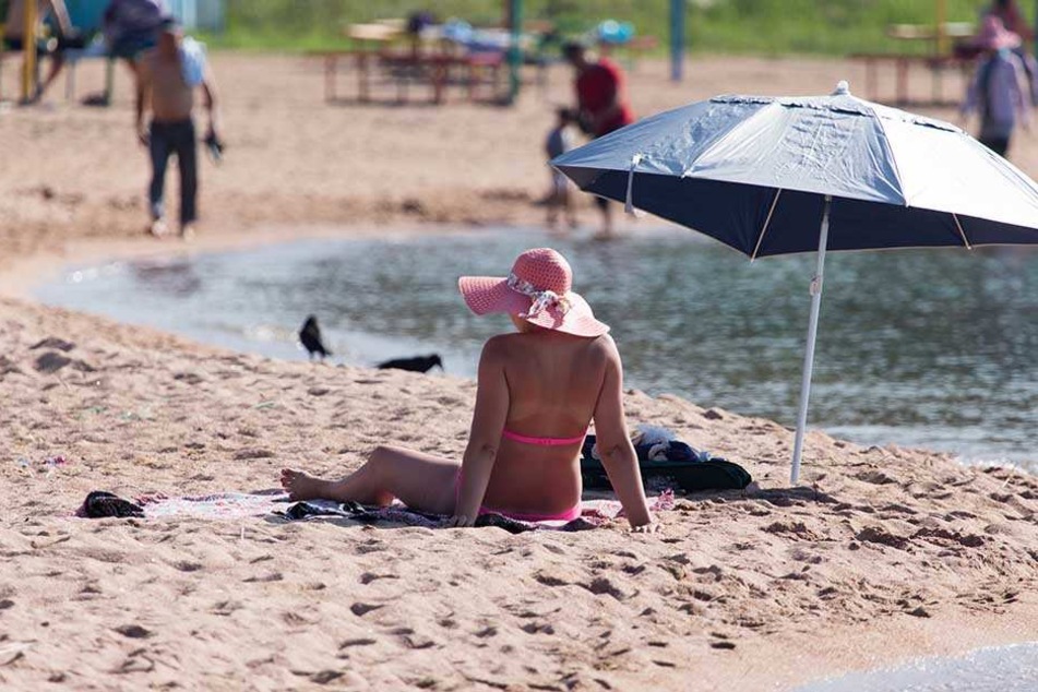 Bei genug Wind können Sonnenschirme am Strand zu lebensgefährlichen Geschossen werden. (Symbolbild)