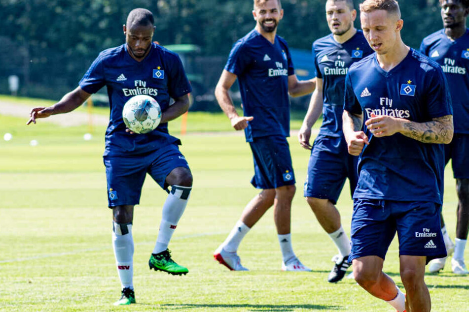 Die neuen Mannschaftskollegen gucken gespannt auf den Umgang von Kinsombi (links) mit dem Ball.
