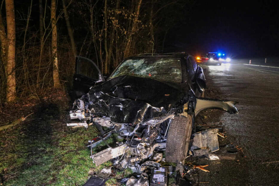 Die Einsatzkräfte fanden ein Trümmerfeld auf der B2 vor.