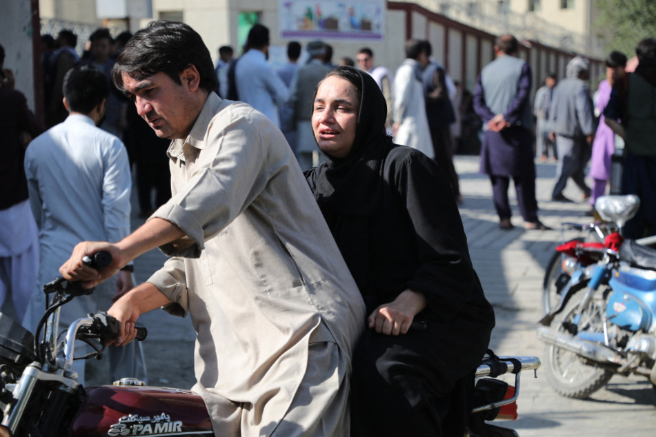 Infolge des Anschlags suchten zahlreiche Menschen in Kabul in den Krankenhäusern der Stadt nach Verwandten.
