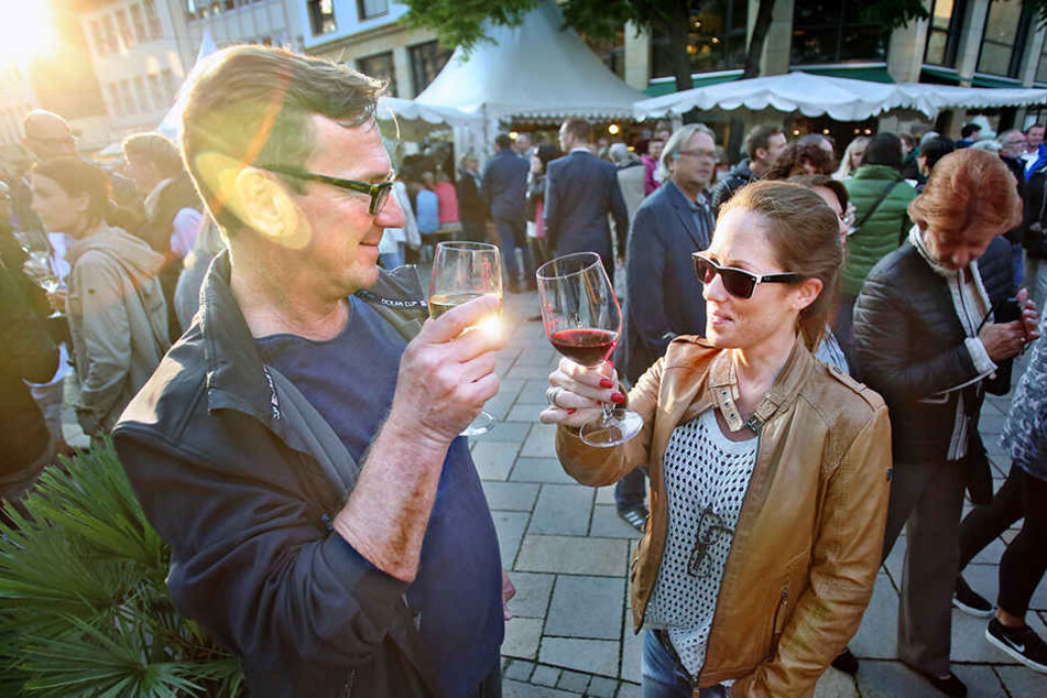 Schmeckt's? Der Bielefelder Weinmarkt zieht jedes Jahr zehntausende Besucher an.