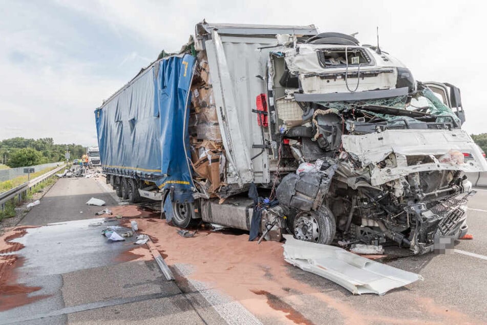 Das Lkw-Wrack des Unfallverursachers.