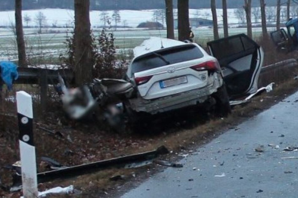 Der Toyota landete nach dem Unfall im Graben.