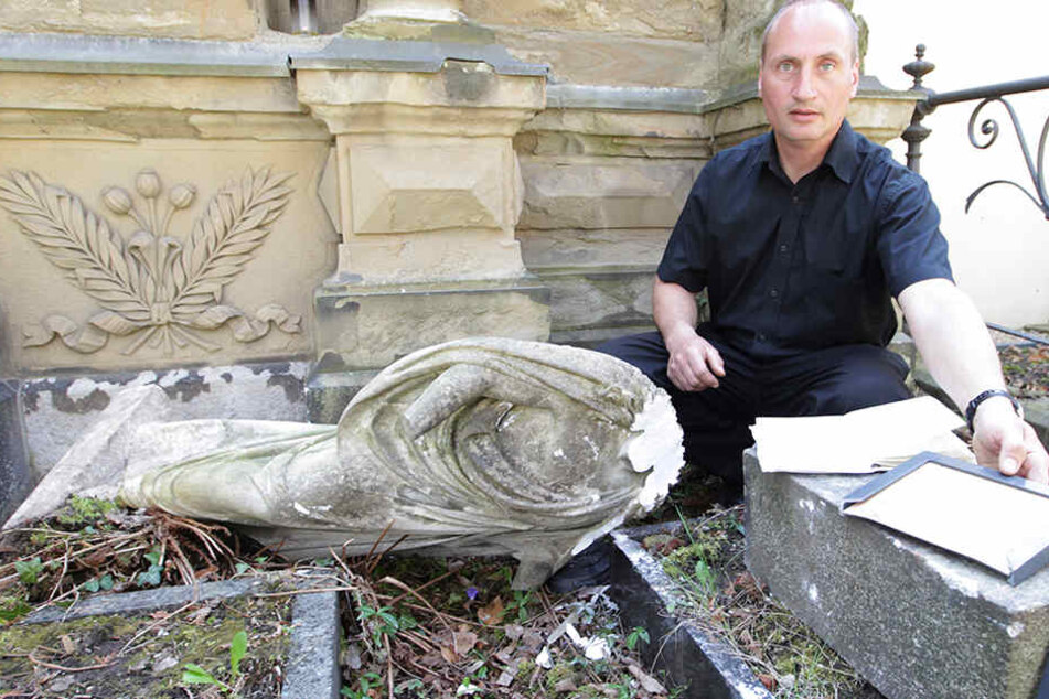 Alexander Schwarz mit zerstörter Figur: Vandalen verwüsteten alte Gräber in Plauen.