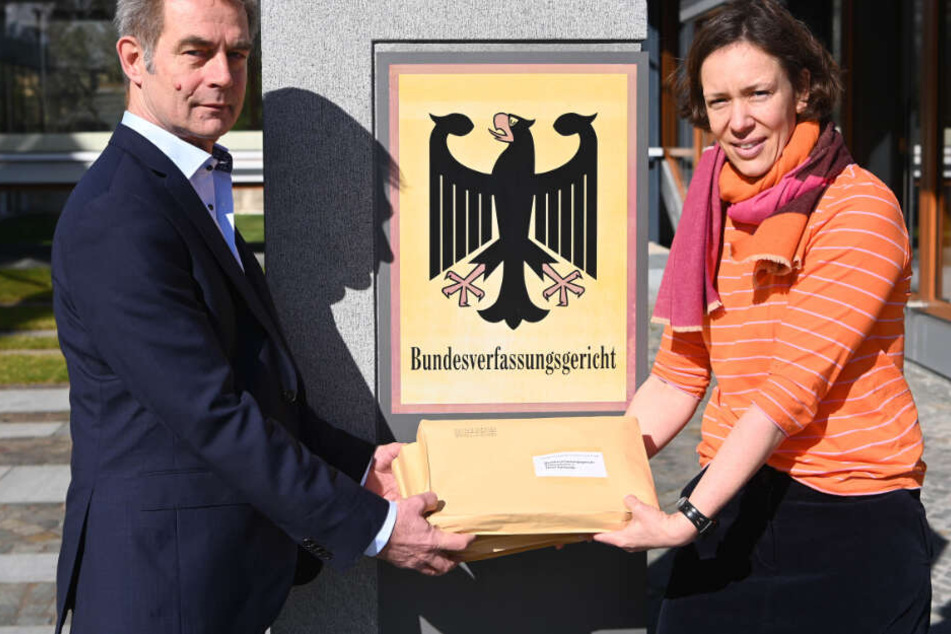 Sandra Blum, stellvertretende Vorsitzende des Vereins „Initiative freie Impfentscheidung“ , und Michael Friedl, Vorstand im Verein „Ärzte für individuelle Impfentscheidung“, reichen beim Bundesverfassungsgericht eine Beschwerde ein.