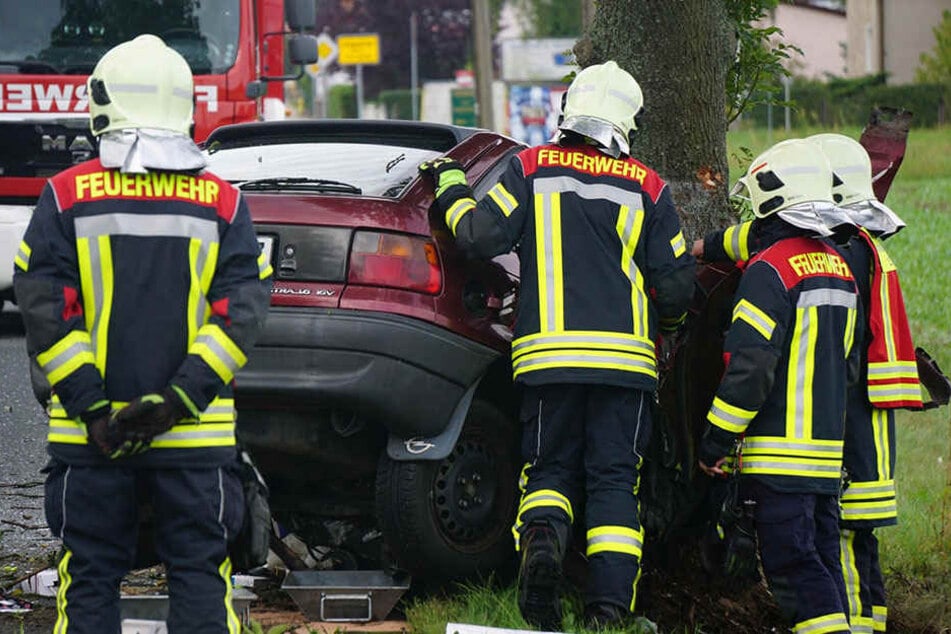 Das Fahrzeug raste auf der B96 gegen eine Baum.