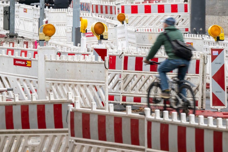 In vielen Städten beklagen Radfahrer zu schmale oder zugeparkte Radwege. (Archivfoto)