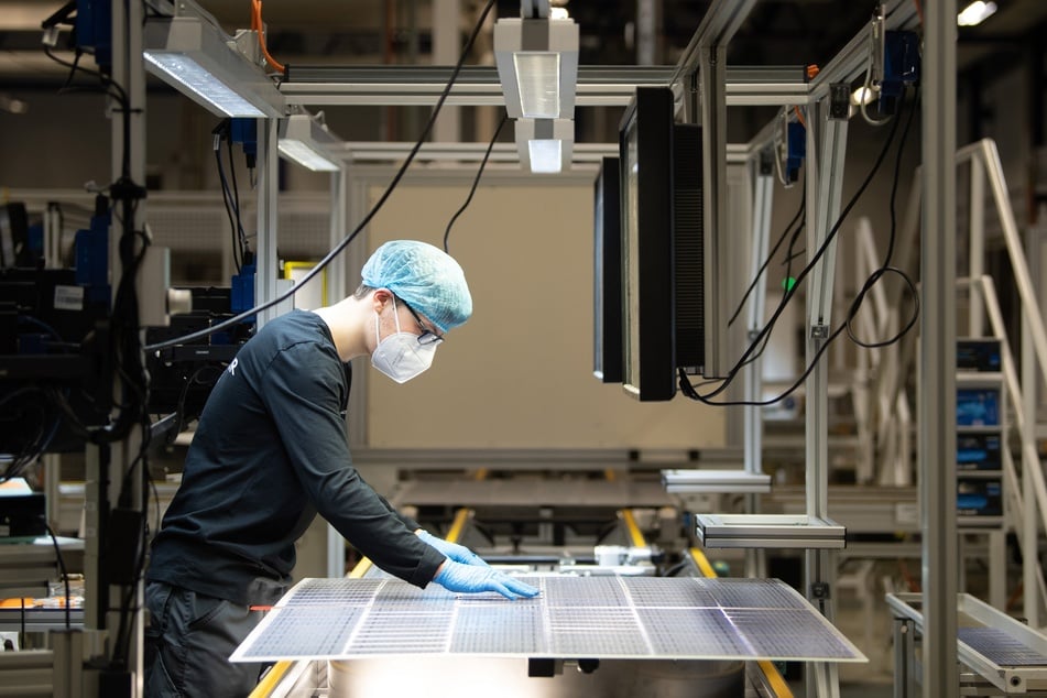Qualitätskontrolle an einer Produktionslinie für Solarmodule im Werk der Meyer Burger Technology AG.