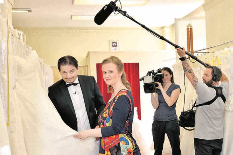 Braut Anne (26) sucht vor laufender VOX-Kamera ein Brautkleid aus.
Mittlerweile hat Uwe Herrmann (54) schon 140 Folgen von „Zwischen Tüll &
Tränen“ gedreht.