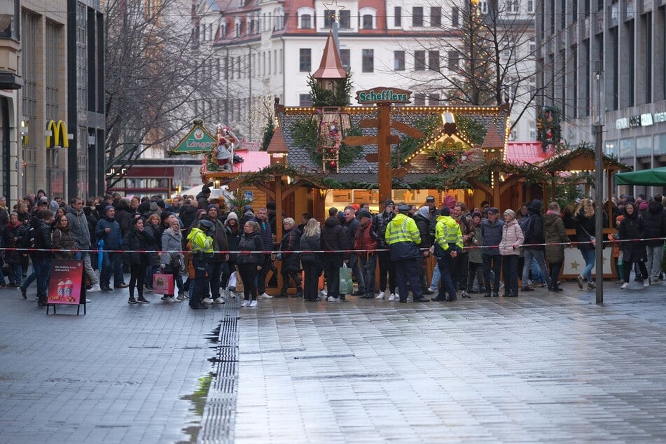 Die Polizei hat einen Sperrkreis in der Leipziger Innenstadt eingerichtet.