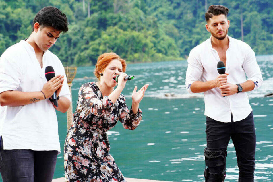 Auch die Jungs haben sich schick gemacht: Joaquin Parraguez, Angelina Mazzamurro und Momo Chahine (v.l.) singen den Song "When I Was Your Man" von Bruno Mars.