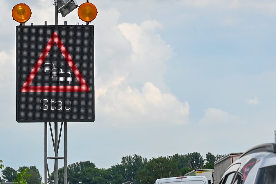 Auf der A10 in Brandenburg kommt es wegen eines schweren Unfalls zu Stau. (Archivbild)