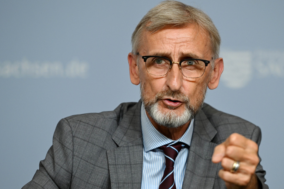 Innenminister Armin Schustert (62, CDU) will den Schutz von Kommunalpolitikern verbessern.