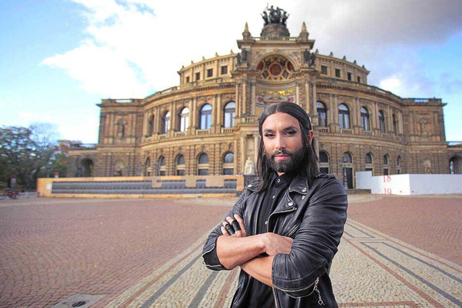 Conchita am Mittwochnachmittag vor der Semperoper.
