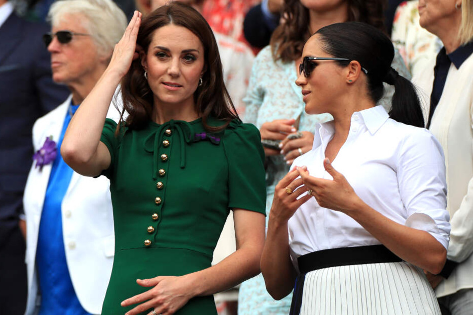 Kate (l), Herzogin von Cambridge, und Meghan, Herzogin von Sussex, verfolgen das Match.