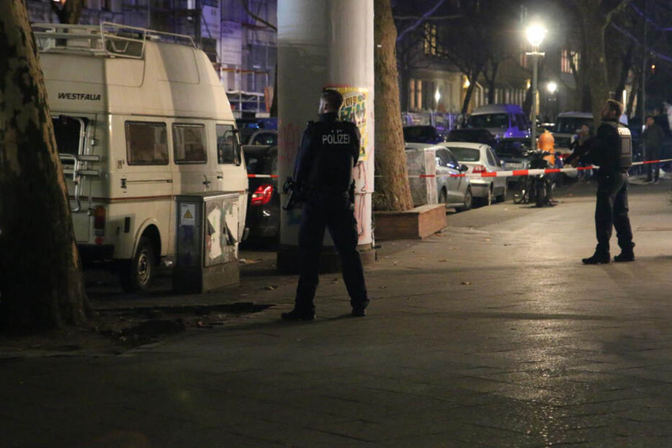 Schwer bewaffnete Polizisten sicherten den Bereich vor dem Haus mit Maschinenpistolen im Anschlag.