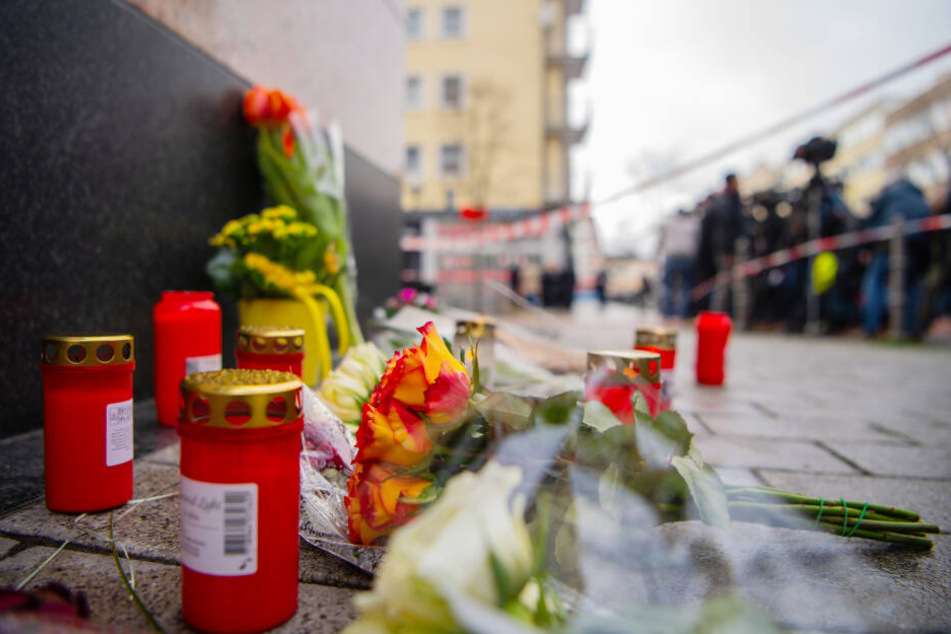 Blumen liegen in der Nähe eines Tatorts in der Hanauer Innenstadt.
