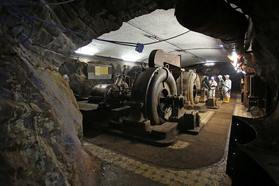 In 270 Metern Tiefe stehen Bergleute in einem Wasserkraftwerk von 1914. Nach der Sanierung ist der Zugangsschacht zu dem Stollen, der Drei-Brüder-Schacht, wieder eröffnet worden.
