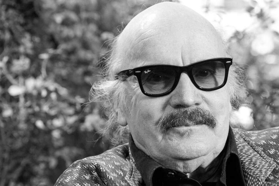 Wolfgang Dauner, Jazzmusiker und Komponist, sitzt vor seinem Haus in einem Sessel.