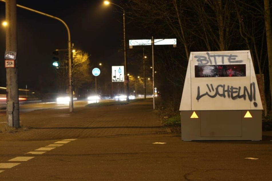 Beschmiert und beklebt: Der Super-Blitzer auf dem Schleußiger Weg.